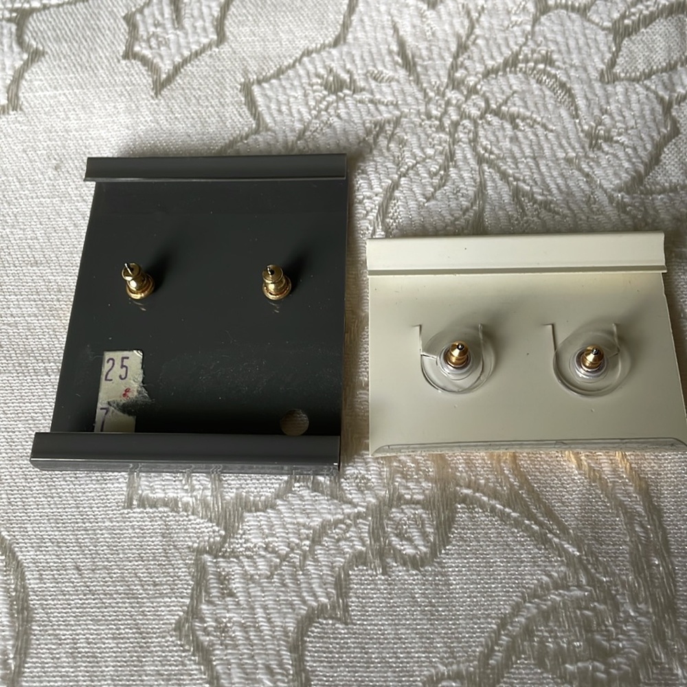 Pair of Pierced Earrings Retro Theme Napier and Trifari On Original Cards - Picture 4 of 4